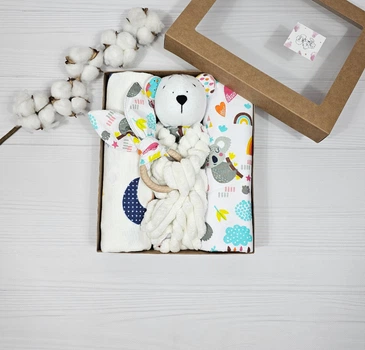 Набор для новорожденных: 2 пеленки, комфорта и грызунок a.l.babybox Коала на радуге
