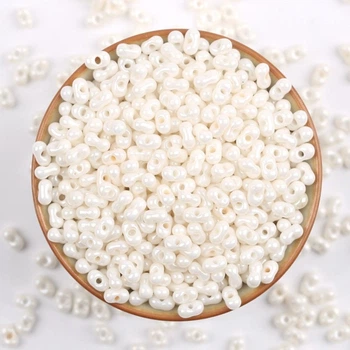 Бисер стеклянный в форме арахиса FARFALLE 6х4х3,2 мм 10 г Молочный блестящий