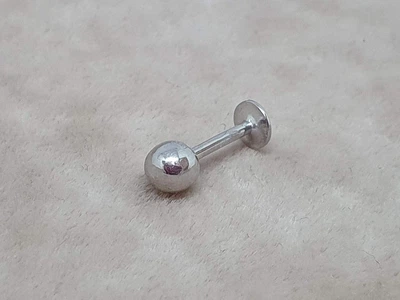 Серебряная серьга для пирсинга губы. 7038U