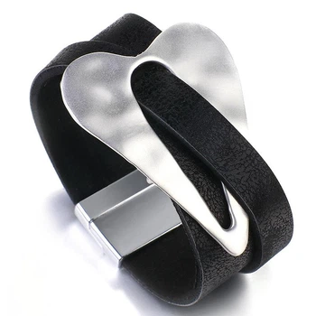 Женский кожаный браслет с металлическим декором