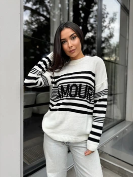 Подовжений жіночий светр із написом молочного кольору 29904 One Size