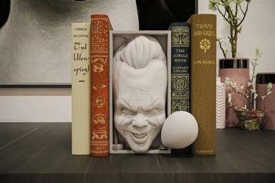 Ексклюзивний обмежувач для книг у стилі Пеннівайз (Pennywise). Декоративна статуетка для книг з маскою героя. Декор для книжкових полиць (білий ) (Aivory)