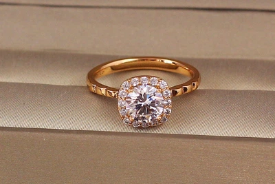 Кольцо Xuping Jewelry камень в ободке из белых фианитов р 17 золотистое
