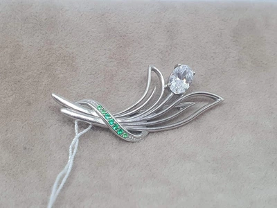 Серебряная брошь с фианитами. 9526 ЗЕЛ