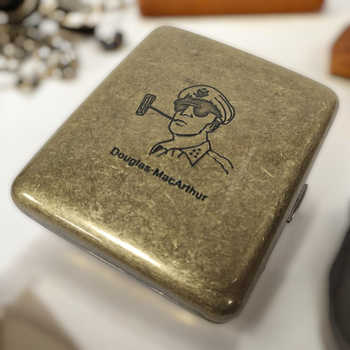 Портсигар металлический GVIPAI Douglas MacArthur Brass на 20 сигарет в подарочной упаковке