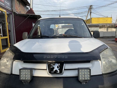Дефлектор капота (мухобійка) для Peugeot Partner 2002-2008 VIP