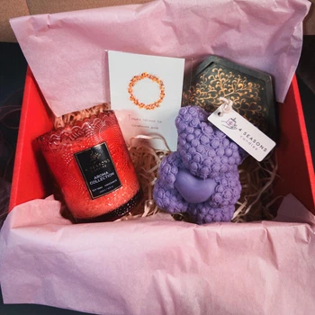 Аромасвеча Mountain Mist и формовая свеча Мишка - Подарочный набор свечей 4 Seasons Candles, красный, 220 мл