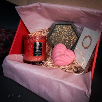 Аромасвеча Honeysuckle Jasmine и формовая свеча Сердце - Подарочный набор свечей 4 Seasons Candles, красный, 220 мл