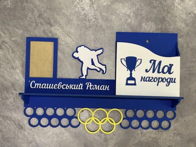 Медальниця дзюдо, боротьба, з кишенею для грамот та дипломів з полицею для кубків з фоторамкою 50смх35см синя (Medalnutsia-138)