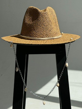 Шляпа Федора женская D.Hats из рафия с цепью серебро с ракушками коричневая