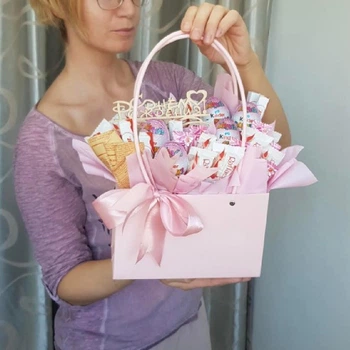 Букет з цукерок Raffaello, Кіндер шоколадок і шоколадних яєць Kinder Surprise в сумочці рожевий