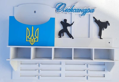 Медальниця карате Олександра з відділенням для поясів з кишенею для грамот та дипломів з поличкою для кубків з фоторамкою біла (Medalnutsa-0602-653)