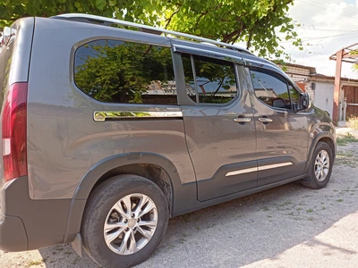Нержавеющие молдинги для движущейся дверки Peugeot Partner/Rifter (2019 и новее) - 2 шт.