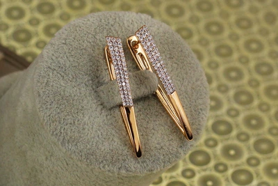 Сережки Xuping Jewelry стрілки з каменями завужені знизу 3,7 см золотисті