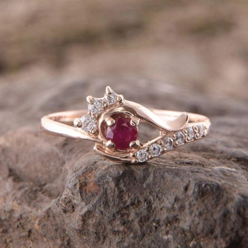 Кольцо из красного золота с рубином 18 K-0164