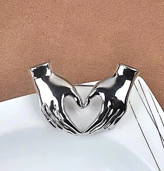 Брошка акцентная металлическая LOVE Jeweston Серебристого цвета