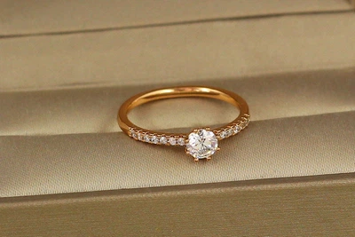 Кільце Xuping Jewelry тонке з камінням з боків р 20 золотисте