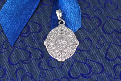 Ладанка Xuping Jewelry овал с выступающими краями Богородица с младенцем 2 см серебристая