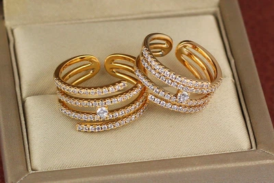 Кольцо Xuping Jewelry раздвижное четыре дорожки из камешков и камешек по центру р 16 и больше золотистое