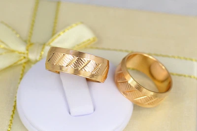 Обручальное кольцо Xuping Jewelry граненое с косыми краями 8 мм р 17 золотистое