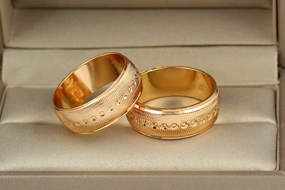 Обручальное кольцо Xuping Jewelry граненый рисунок точки по кругу 8 мм р 21 золотистое