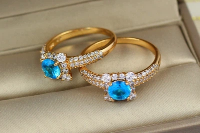 Кольцо Xuping Jewelry с голубым камнем в квадрате из белых камней р 16 золотистое