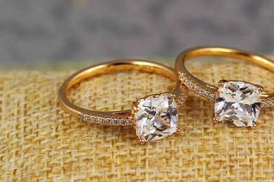 Кольцо Xuping Jewelry квадратный фианит с дорожками по бокам р 20 золотистое