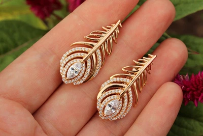 Серьги Xuping Jewelry перья с камнем 3,5 см золотистые