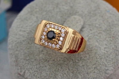 Печатка Xuping Jewelry квадратная по бокам лесенка к черному фианиту в середине 22 р золотистая