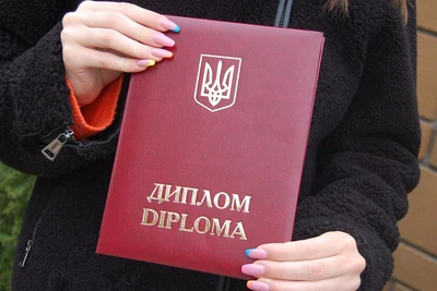 Обкладинка під Диплом формату А5 – класичний варіант, червоного кольору