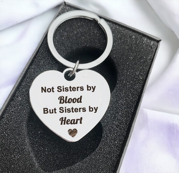 Брелок-сердечко з гравіюванням в подарунок для подруги, металевий "Sisters by Heart" - текст можна змінити