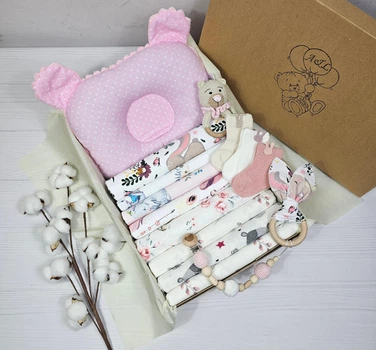 Набор для новорожденного: подушка, пеленки и игрушки a.l.babybox Зайки на полянке