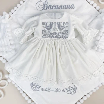 Платье-вышиванка для девочки Family Tradition из трикотажного велюра 80 см белое Серебристые петушки