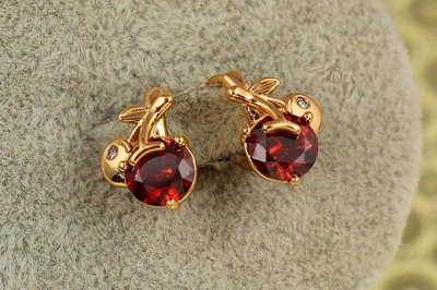Серьги Xuping Jewelry Вишенки с красным камнем 1,2 см золотистые