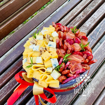 Подарунковий набір-бокс із сирами, ковбасами та горіхами Ohmybuket для тата, чоловіка, брата, колеги, начальника, на подарунок, день народження, річницю весілля, друга діаметр 24 см сірий