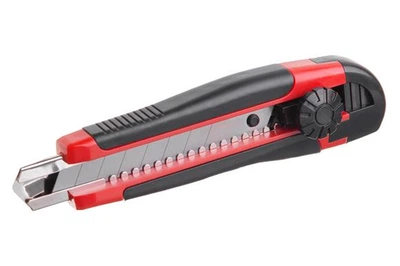 Нож Intertool 18 мм винтовой прорезиненный (HT-0503)