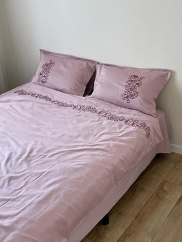 Комплект постільної білизни Cozy рожевий з вишитими бордовими півоніями Односпальний 140*200 см, простирадло 90*200*20 на резинці