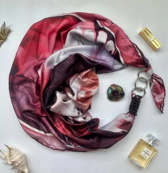Дизайнерський платок My Scarf "Бордова троянда" прикрашений гранатом.