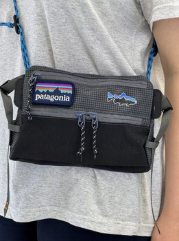 Сумка через плечо Patagonia со съемным патчем в черном цвете U42.