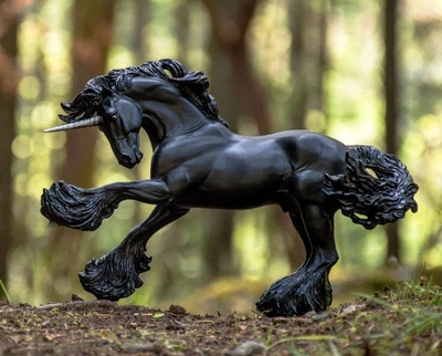 Єдиноріг жеребець Obsidian Breyer 1841