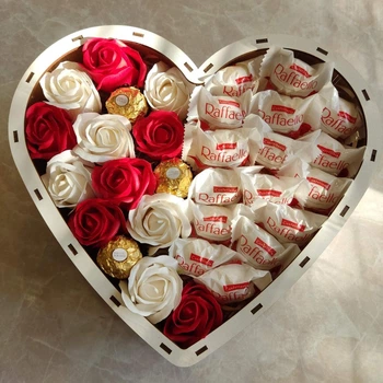Бокс из конфет Ferrero Raffaello и роз для девушки на день рождения день влюбленных 8 марта (ar44)
