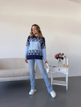Женский свитер с цветочным орнаментом синего цвета 34077 One Size
