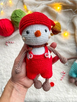Новогодний вязаный снеговик в комбинезоне – игрушка амигурумы для рождественского декора.