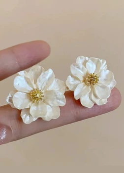Серьги гвоздики женские с белым цветком Fashion Jewelry Белые 17377