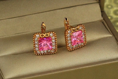 Серьги Xuping Jewelry вечность с розовым камнем 1,3 см золотистые