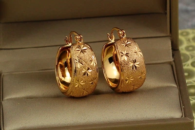 Сережки кільця Хuping Jewelry широкі шагреньові із зірочками 2,5 см золотисті