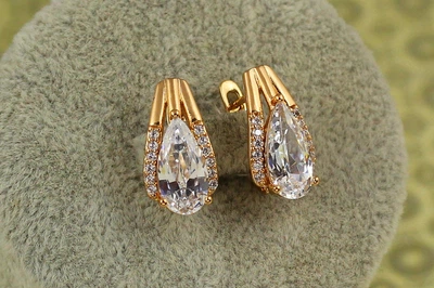 Серьги Xuping Jewelry Сонет с белым камнем 1,7 см золотистые
