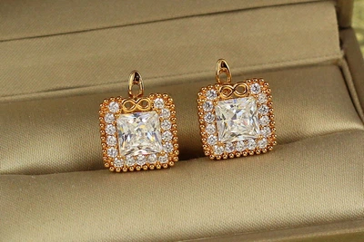 Серьги Xuping Jewelry вечность с белым камнем 1,3 см золотистые
