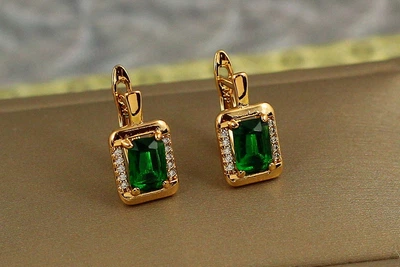 Серьги Xuping Jewelry фейлетон с зеленым камнем 1,5 см золотистые