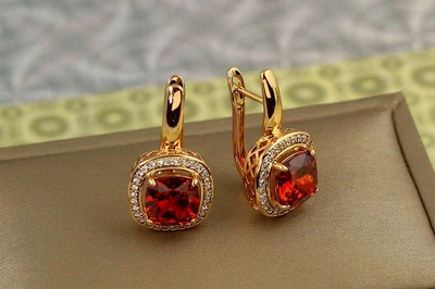 Серьги Xuping Jewelry Титан с красным камнем 2,3 см золотистые